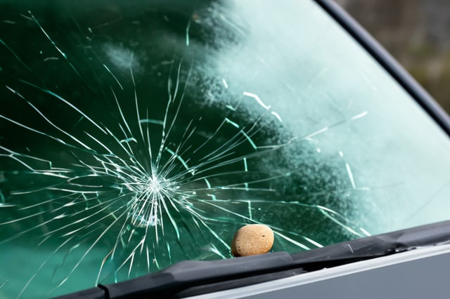 飛び石で車が傷ついた場合の責任は？知っておきたい自動車保険の基礎知識